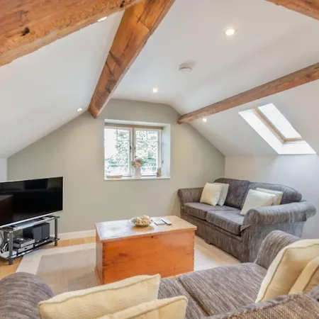 Upstairs Downstairs 度假居