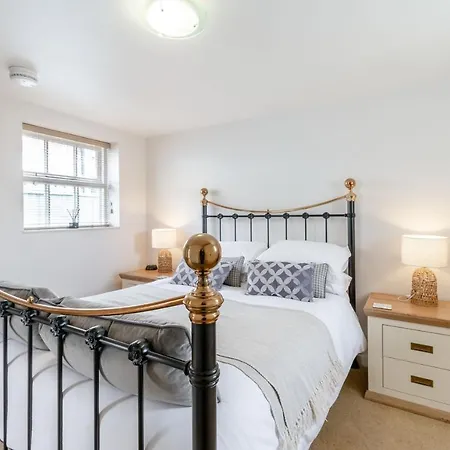 Upstairs Downstairs 度假居 *